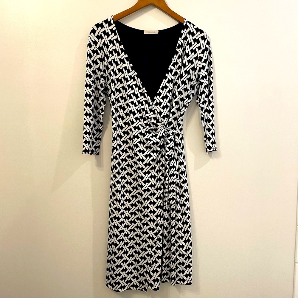 Gilli Dress Faux Wrap Geometric Stretch Surplice V-Neck 3/4 Sleeve Lined